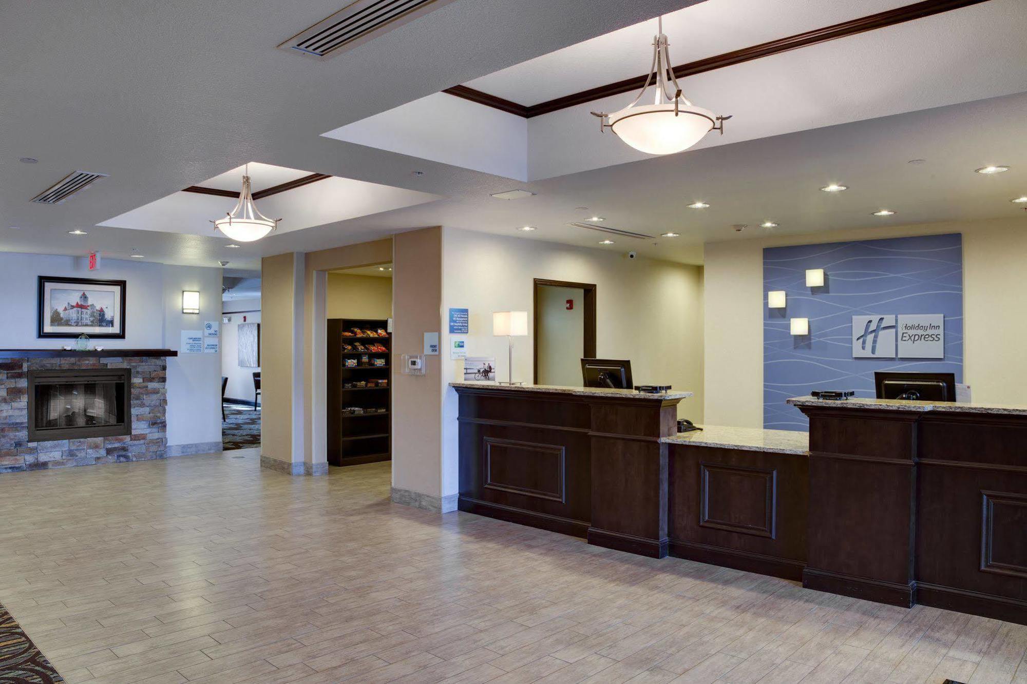 Holiday Inn Express & Suites Nevada By Ihg Exterior foto