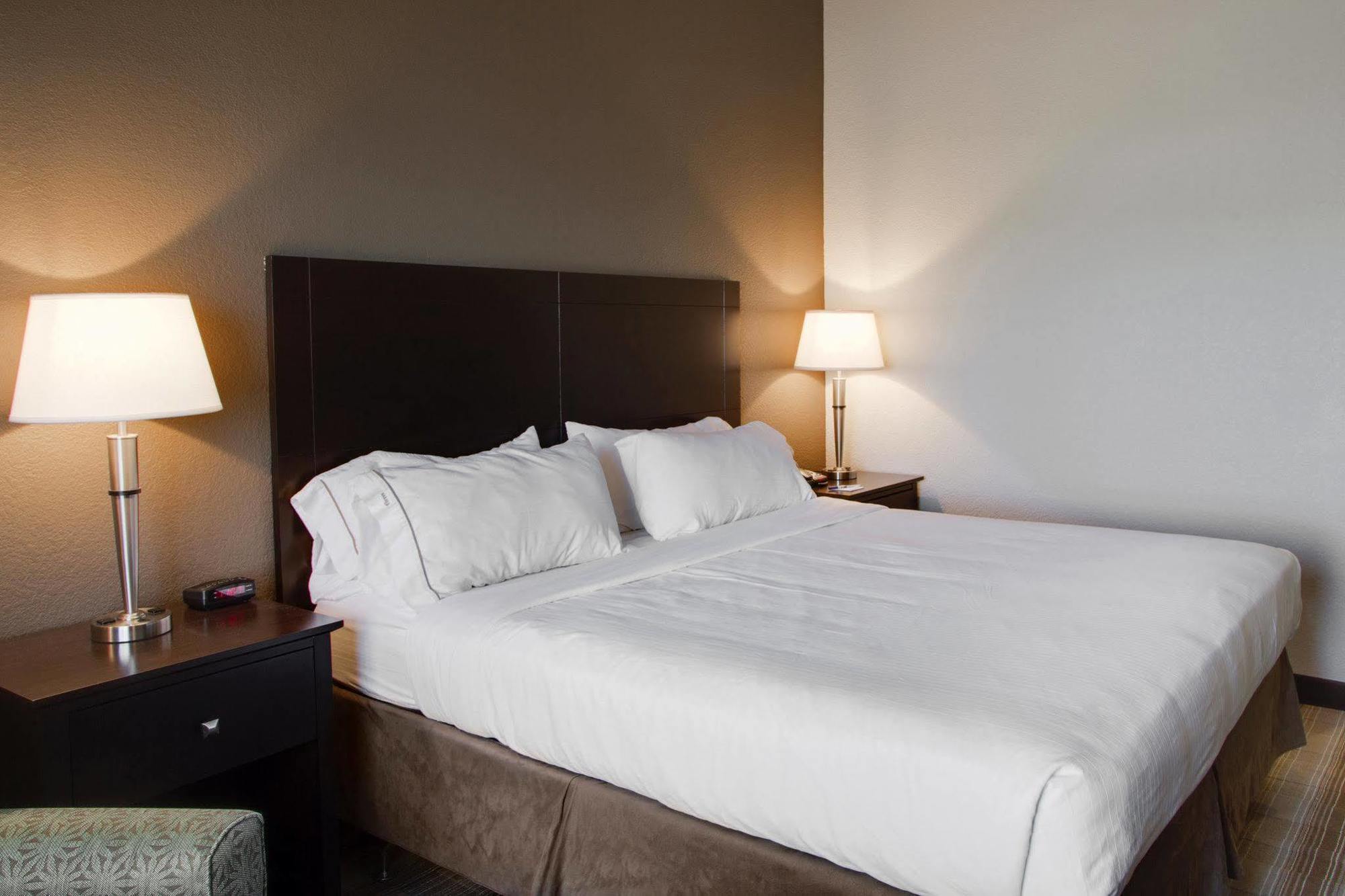 Holiday Inn Express & Suites Nevada By Ihg Exterior foto